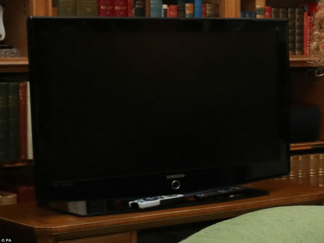 Правда, в монаршей резиденции теперь появился телевизор, чтобы королева могла смотреть свои любимые развлекательные шоу. Фото: PA