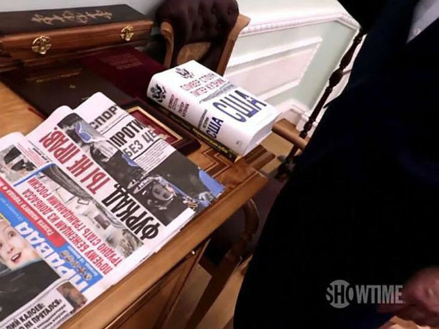 Свежая пресса лежит на столике в отдельной части президентского кабинета. Фото: скриншот видео