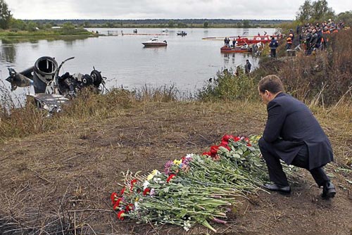 Дмитрий Медведев (в 2011 году – президент РФ) на месте катастрофы
