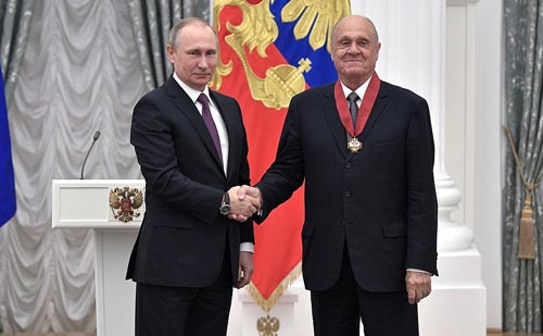 Владимир Меньшов получает орден «За заслуги перед Отечеством» II степени из рук Владимира Путина. Май 2017 года Источник: wikipedia.org