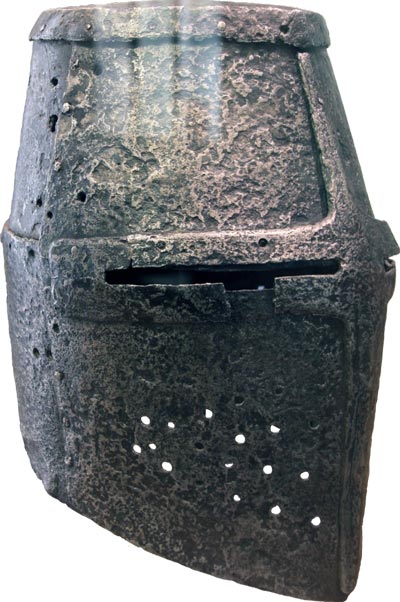 Топфхелм XIII века в витрине Немецкого исторического музея в Берлине. Ulrich Waack / wikipedia