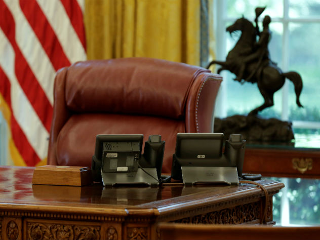 Кресло американского лидера в Овальном кабинете выглядит очень удобным. Фото reuters.com