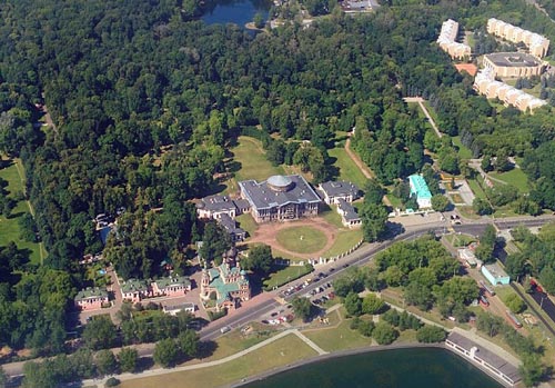 Вид на усадьбу Останкино с телебашни