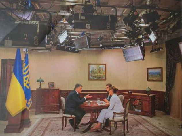 Снимков  рабочего кабинета президента Украины Петра Порошенко в сети не так много. В начале его президентства Порошенко разоблачили журналисты, заявившие, что его рабочий кабинет — не более, чем бутафория для съемок. Фото: журнал Stern