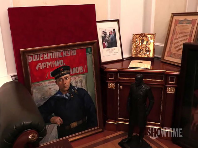 Уголок комнаты отдыха. Здесь глава государства хранит свои личные вещи, в числе которых — портрет отца, служившего моряком в Севастополе. Фото: скриншот видео