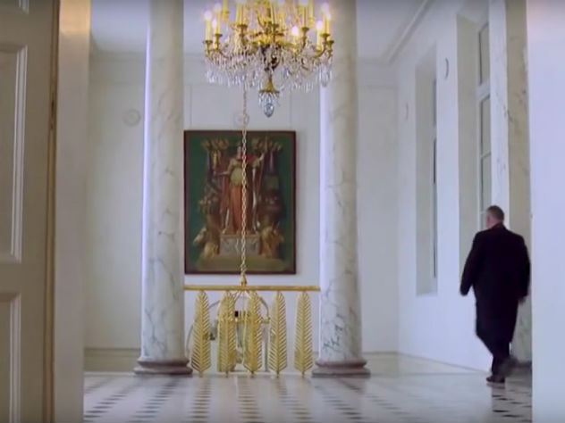 На выходе из кабинета президента встречают мрамор и позолота. Фото: скриншот видео
