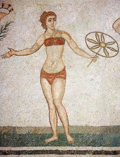Первые купальники-бикини можно увидеть еще на античных мозаиках. Wikimedia.org