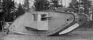 Первый танк имел две пушки в бортовых турелях, чем сильно напоминал морские броненосцы. British Government Photographer / wikipedia