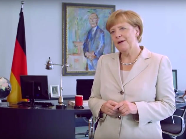 Говорят, почетное место в кабинете Меркель занимает небольшое изображение российской императрицы Екатерины II. Фото: скриншот видео