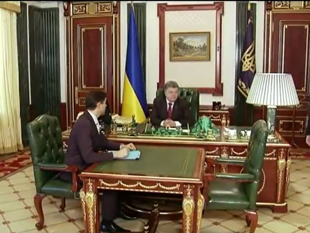 Закон о люстрациях украинский лидер подписывал уже в более солидных интерьерах — киевском кабинете своего предшественника. Кадр видео YouTube