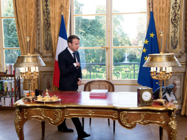 Зал, где французский лидер подписывает официальные документы. Фото reuters.com