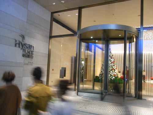 МакКонхи опасается даже стоять рядом со стеклянными вращающимися дверями. wikimedia