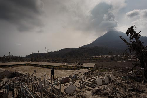 Разрушительный вулкан Синабунг. flickr.com