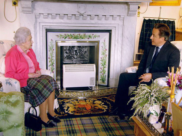 В Букингемском дворце вопросы государственной важности решает не президент, а королева Великобритании. В своем рабочем кабинете Елизавета II принимает посетителей на протяжении 65-ти лет. Фото: PA