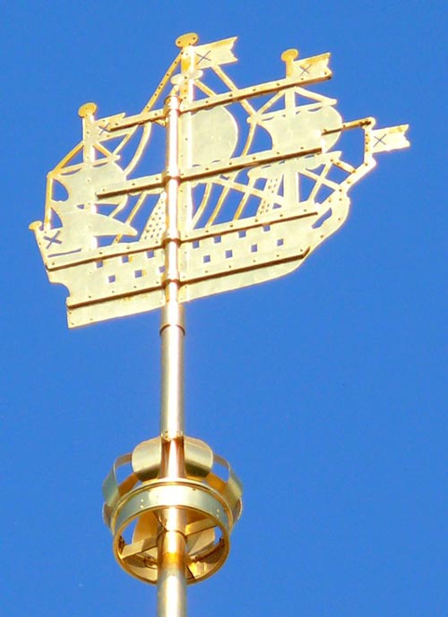 Кораблик на крыше Адмиралтейства