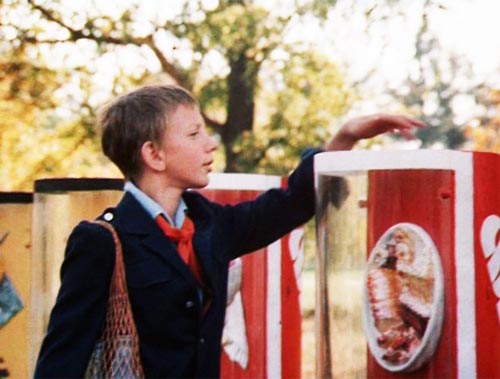 В фильме «Гостья из будущего» показали автоматы с едой. Кадр из фильма