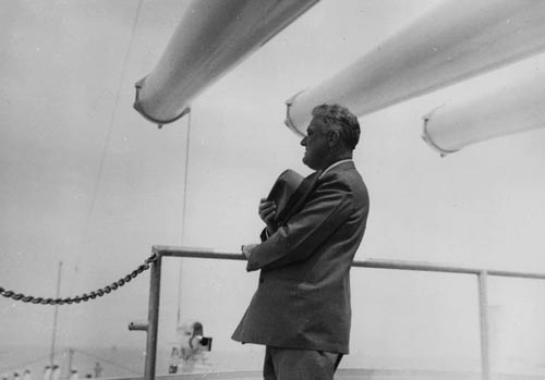 Франклин Д. Рузвельт на борту USS Индианаполис направляется в Южную Америку. wikipedia