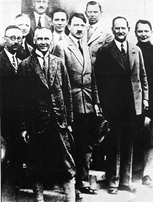 Гитлер с руководством НСДАП в конце 20-х годов. wikimedia