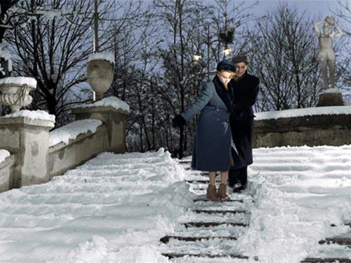 Эту сцену снимали в Запорожье в парке Энергетиков. Так как снега в ту зима было мало, местные жители его собирали и приносили на съемочную площадку. Кадр из фильма