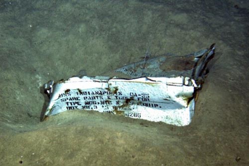 «Индианаполис» нашли в Тихом океане на глубине более 5 тыс. метров через 72 года после крушения. На фото обломок корабля с надписью. Фото: Navigea Ltd. R / V Petrel / Paulallen.com