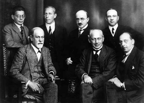 Зигмунд Фрейд (сидит первый слева) в кругу единомышленников, 1922 г. Фото: Becker & Maass / Wikimedia.org