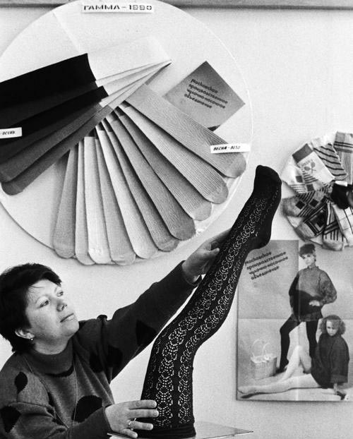 В 1990-е отечественные чулки уже могли порадовать разнообразием, но до импортных не дотягивали. Московское производственное чулочно-носочное объединение, 1990 год. Панов Станислав/Фотохроника ТАСС