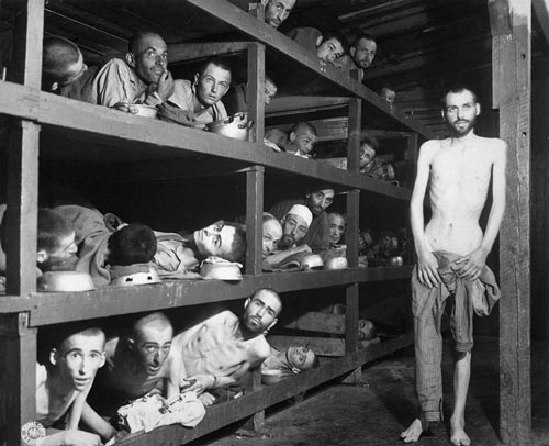 Заключенные в концлагере. wikipedia