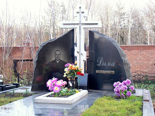 Могила Рузляева на Баныкинском кладбище в Тольятти. wikipedia