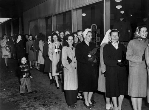  Американки стоят за чулками, а с СССР очереди были еще длиннее. flickr