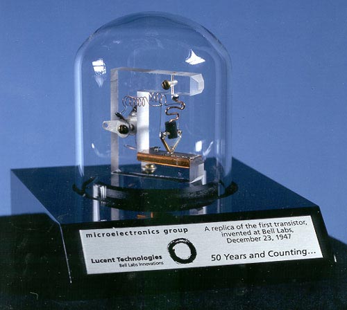 Макет точечного транзистора. wikimedia