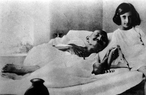 1924 год. Юная Индира Ганди у постели приболевшего однофамильца. Фото: Gujarat Vidyapith / wikimedia
