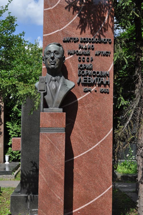 Памятник на могиле Ю. Левитана на Новодевичьем кладбище. wikimedia
