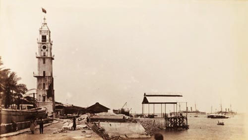 Порт Занзибара. Вдали видны британские корабли