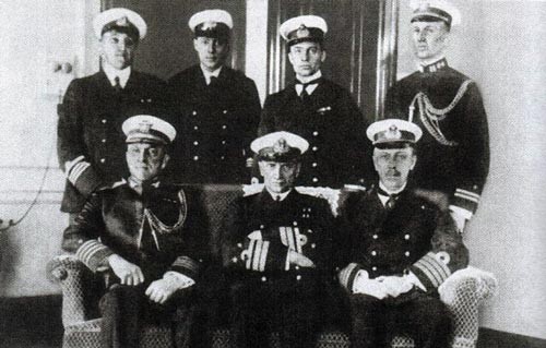 Члены русской морской миссии в США во главе с Александром Колчаком (сидит в центре) с американскими морскими офицерами в Нью-Йорке