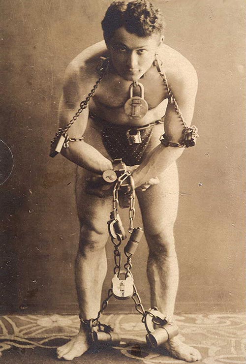 Гарри Гудини перед началом трюка, 1899 год. wikimedia 