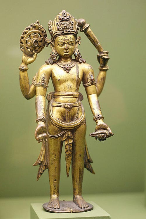 Фигурка Вишну с оружием. Сударшана – в правой задней руке. Бруклинский музей. Фото: wikimedia.org 