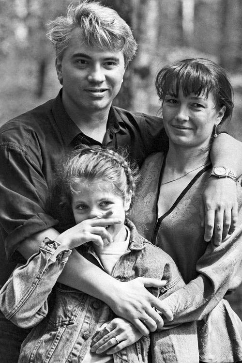 Дмитрий Хворостовский с женой Светланой и ее дочерью Машей, 1993 год. Фото Григория Калачьяна /ИТАР-ТАСС