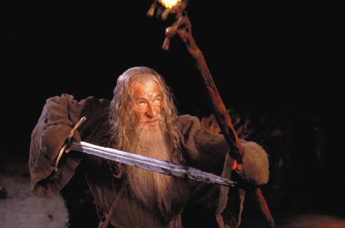 Гендальф с посохом и – для убедительности – мечом Гламдринг. Кадр из кинотрилогии «Властелин колец»