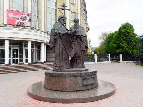 Памятник Кириллу и Мефодию в Саратове. wikipedia / Тара-Амингу / Александр Рожников