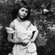 Постановочная фотография: Алиса Лидделл в образе нищенки (1858 г., фотограф Л. Кэролл). Lewis Carroll / wikipedia