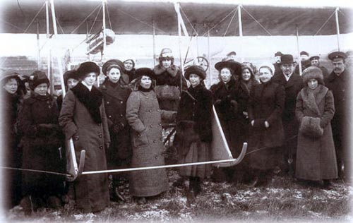 Евгения Шаховская на санкт-петербургском аэродроме, 1912 год. wikimedia