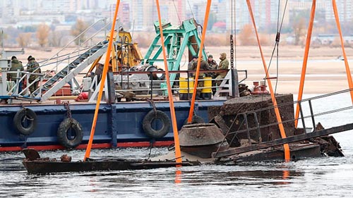 Исторический момент: катер поднимается над водой впервые за три четверти века. Кадр телеканала «Звезда»