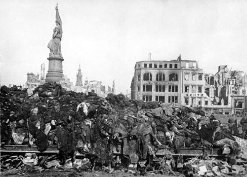 Бомбардировка Дрездена американцами в конце Второй мировой считается одним из примеров ненужного варварства. Bundesarchiv / wikipedia