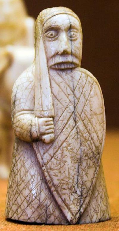 Шахматная фигурка с острова Льюис, изображающая берсеркера. Предположительно 1150–1200 г. Фото: Wikimedia.org