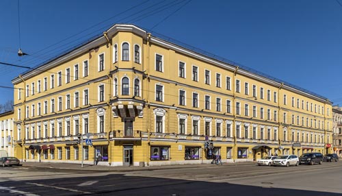 В 20-х годах прошлого столетия в этом здании в Петрограде располагалась школа-коммуна ШКИД. wikimedia