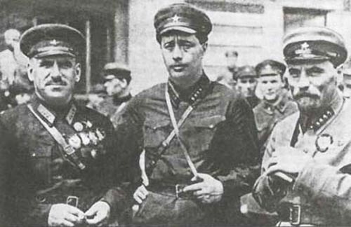 Василий Блюхер (слева) в Китае с работниками НКВД. wikimedia