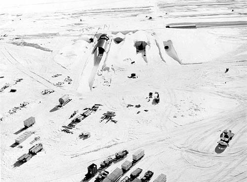 2 Видимая с воздуха часть проекта «Ледяной червь», американский лагерь Camp Century, 60 годы, Гренландия. Фото: wikipedia.org