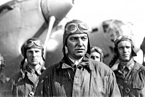 Актер Владимир Белокуров, сыгравший летчика в картине 1941 года «Валерий Чкалов», общался с семьей героя всю свою жизнь. Кадр из фильма