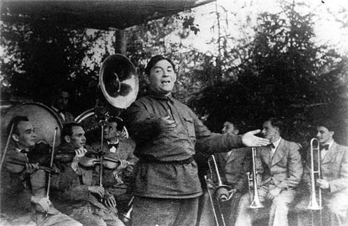 Леонид Утесов на выступлении, 1942 год. wikimedia