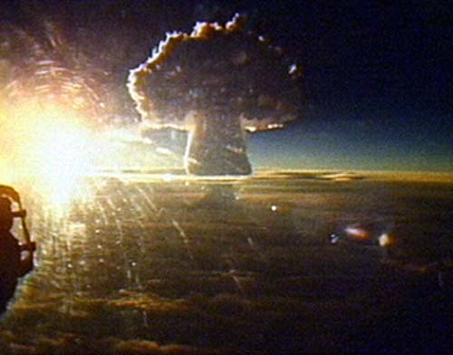 Гриб Царь-бомбы, наблюдавшийся с расстояния в 161 км от эпицентра. Фото: wikipedia.org